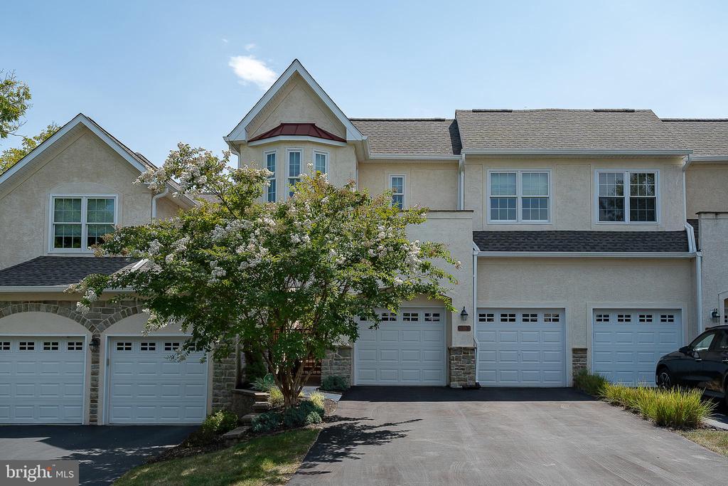 Creekview Cir, West Chester, PA 19382