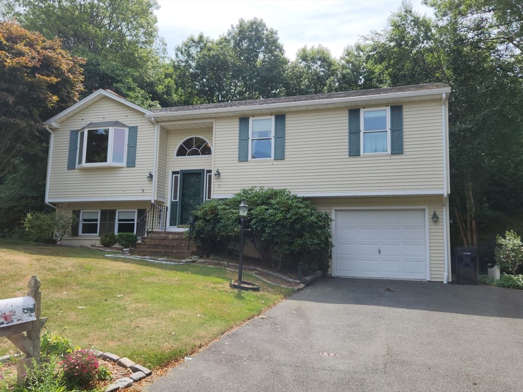 Schooner Dr, South Dartmouth, MA 02748