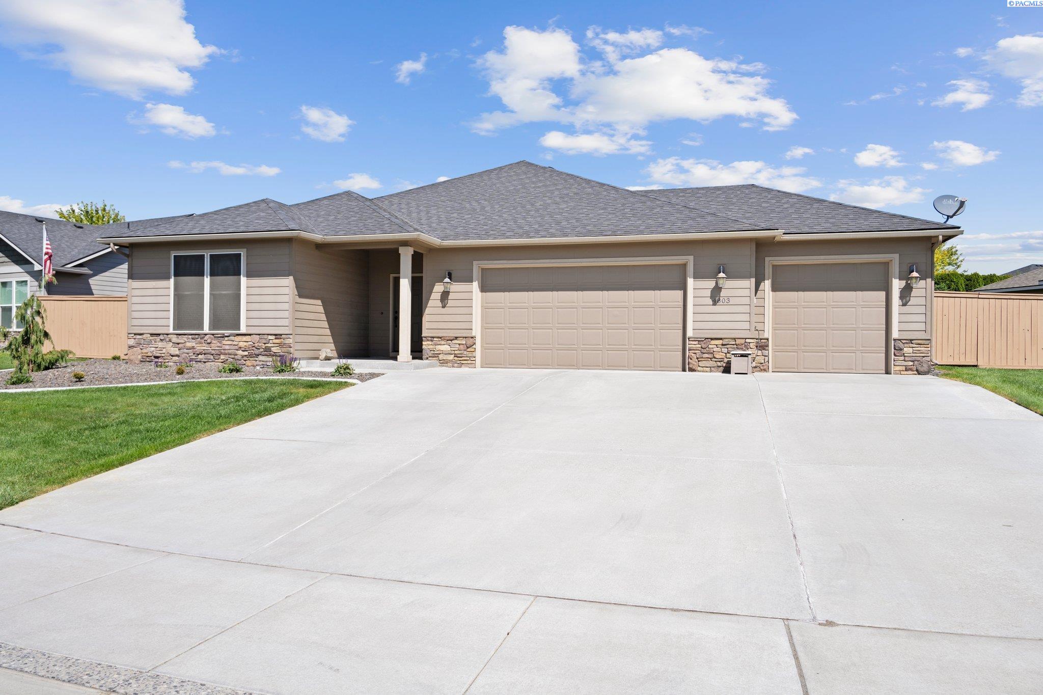 Tamarisk Dr, Pasco, WA 99301