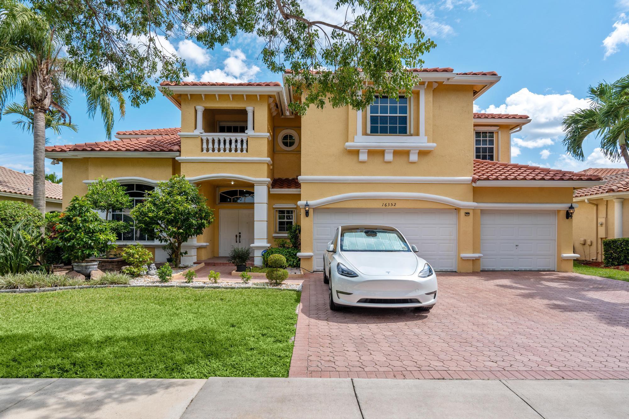 15th St, Pembroke Pines, FL 33028