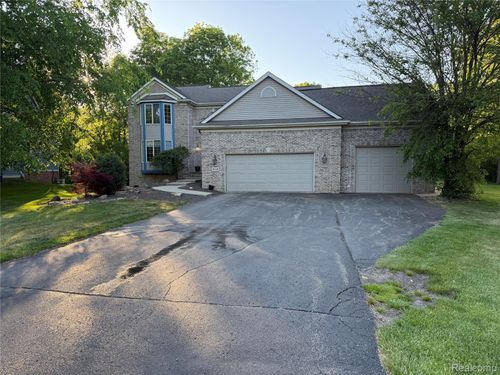 8318 Mill Pointe Ct, Goodrich, MI, 48438-9313 | Card Image