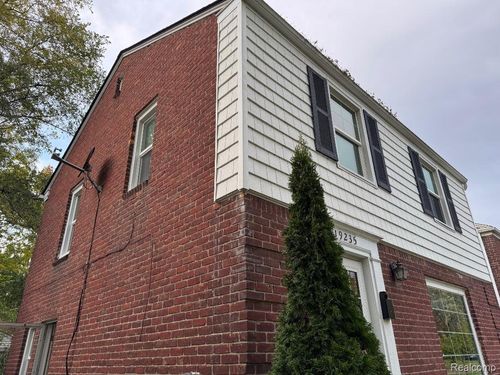 19235 Raymond St, Grosse Pointe Woods, MI, 48236-1927 | Card Image