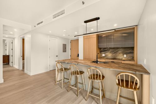 5g-n-400 W 38th Street, New York City, NY, 10018 | Card Image