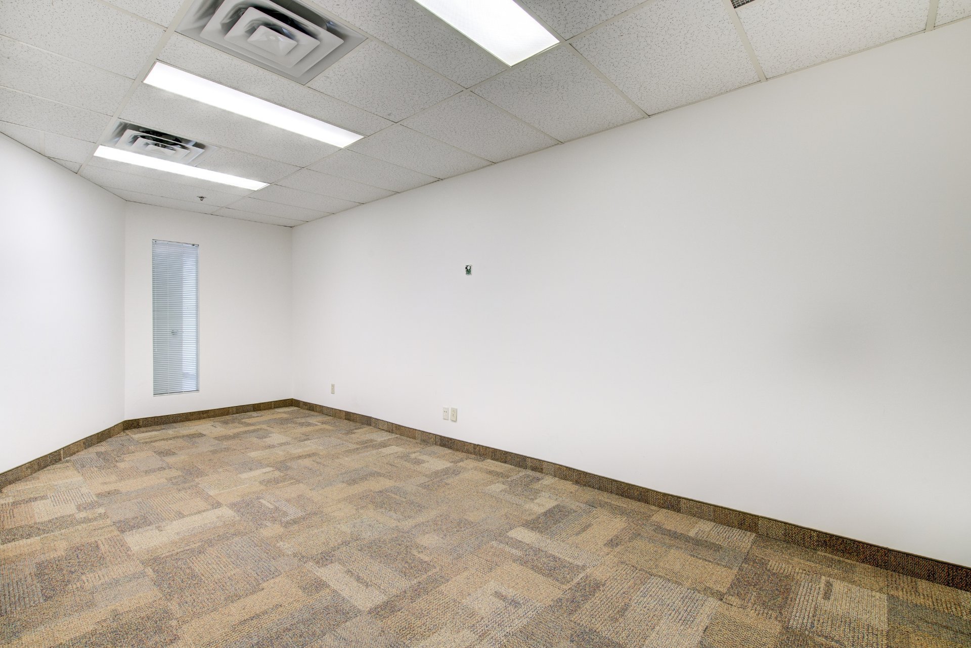 Commercial Lease in Laval (Chomedey) 3