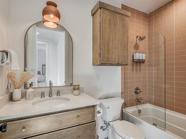 Bathroom with vanity, toilet, and washtub / shower combination | Image 31