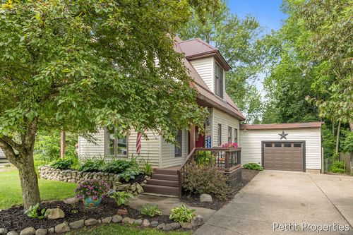 417 S Stewart Ave, Fremont, MI, 49412-1663 | Card Image