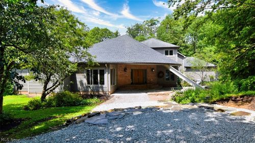 13540 Ledgebrook Ln, Chagrin Falls, OH, 44022-4032 | Card Image