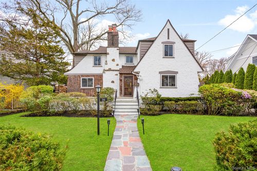 200 Larchmont Ave, Larchmont, NY, 10538-2807 | Card Image