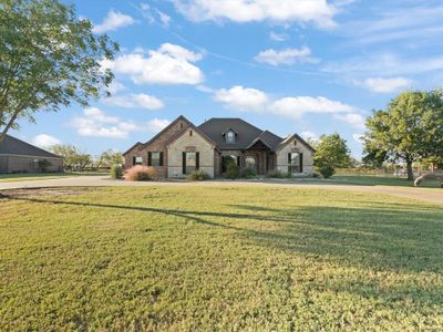 This expansive single story is nestled on an over-sized 1.42 acre lot. | Image 2