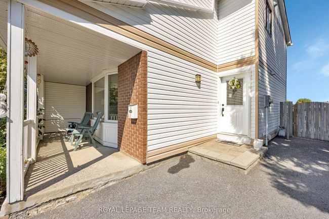 203 Rosemary Gdns, House attached with 3 bedrooms, 2 bathrooms and 4 parking in Orléans ON | Image 4