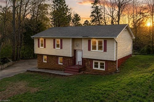 1712 Village Pl, Winston Salem, NC, 27127-5820 | Card Image