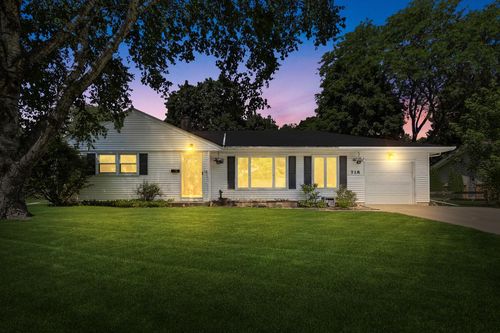 718 S Silverbrook Drive, West Bend, WI, 53095 | Card Image
