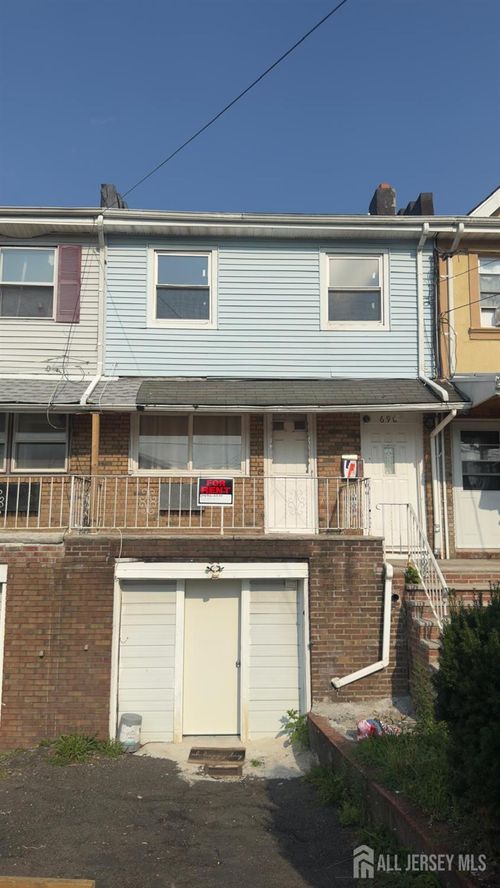 690 W Side Ave, Perth Amboy, NJ, 08861-2811 | Card Image