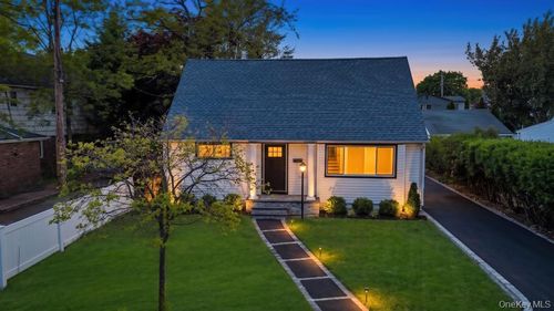 20 Howard Street, Oyster Bay, NY, 11801 | Card Image