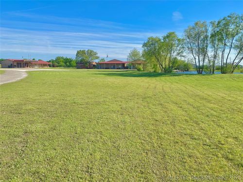 10092 Kennys Trucks Dr, Mounds, OK, 74047-8204 | Card Image