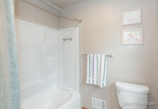14_Upper Level Full Bath-2 | Image 44