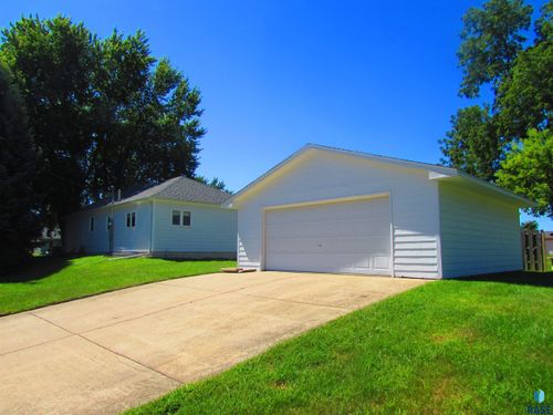 716 5th St, Garretson, SD, 57030-3100 | Card Image