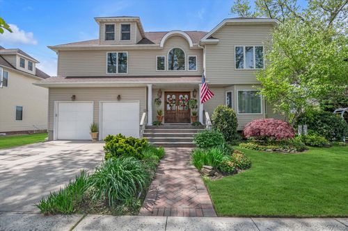110 Union Pl, Hempstead, NY, 11550-1519 | Card Image