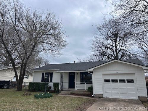 125 E Powell St, Claremore, OK, 74017-4217 | Card Image