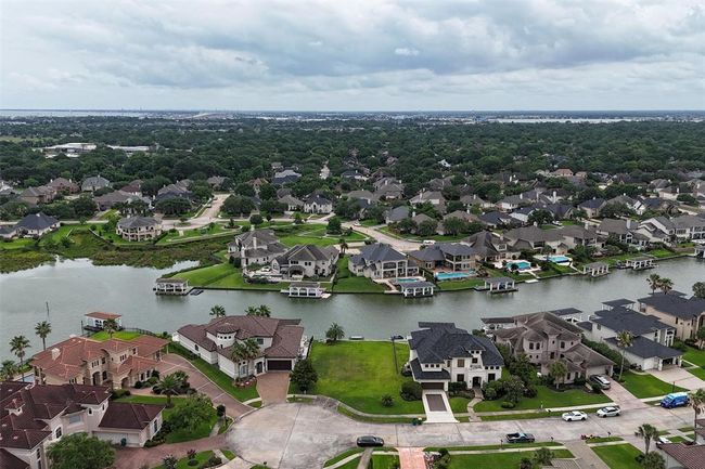 10, 000 sq ft cul de sac lot with immediate water access to Clear Lake and Galveston Bay! | Image 23