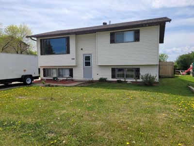 10417 106 Ave, House detached with 4 bedrooms, 2 bathrooms and 4 parking in Fairview AB | Image 1