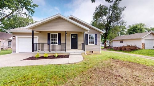 118 W Hickory St, Nevada, MO, 64772-2322 | Card Image