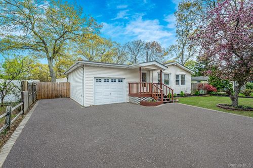78 Division St, Holtsville, NY, 11742-1043 | Card Image