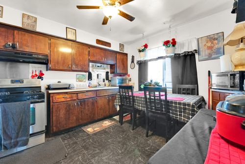 5742 N 99th St, Milwaukee, WI, 53225-2512 | Card Image