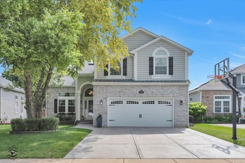 9035 Westminster Dr, Woodridge, IL, 60517-7545 | Card Image