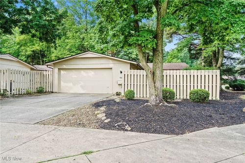 19767 Dell Dr, Strongsville, OH, 44149-3225 | Card Image