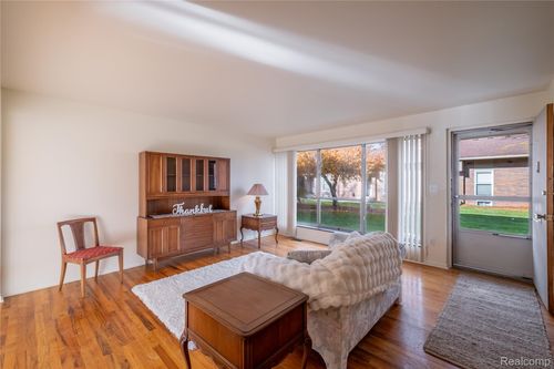 32661 5 Mile Rd, Livonia, MI, 48154-3043 | Card Image