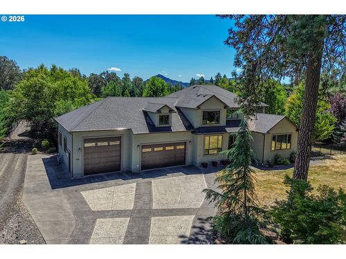 104 River Club Dr, Roseburg, OR, 97471-8256 | Card Image