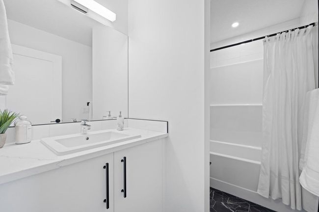 136 Carringvue Pl Nw, House other with 3 bedrooms, 3 bathrooms and 4 parking in Calgary AB | Image 37