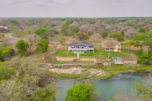 46 E Hampton Dr, Seguin, TX, 78155-6557 | Card Image