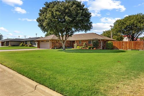 1533 Saber Ln, Weatherford, OK, 73096-2704 | Card Image