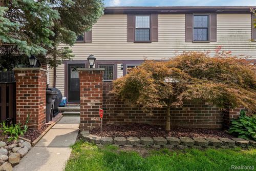 39313 Heatherheath Dr, Clinton Twp, MI, 48038-2642 | Card Image