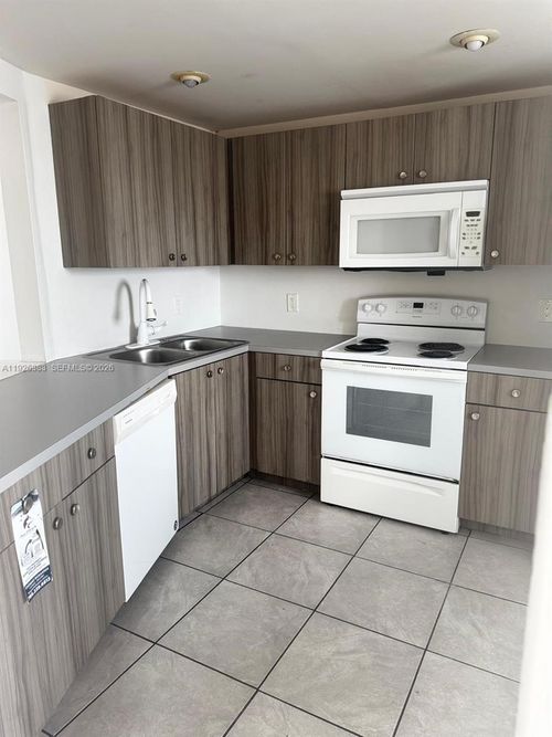 815-1-1770 Ne 191st St, Miami, FL, 33179-4221 | Card Image