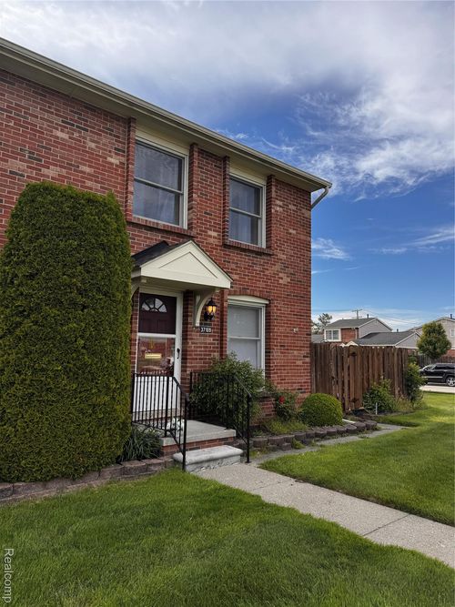 42-37109 Charter Oaks Blvd, Clinton Township, MI, 48036-2410 | Card Image