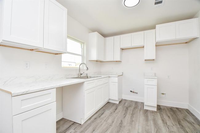 4223 Elmwood St, House other with 4 bedrooms, 2 bathrooms and 1 parking in Houston TX | Image 8