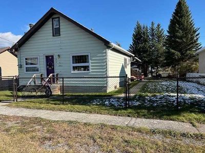 1221 84 St, House detached with 3 bedrooms, 1 bathrooms and 2 parking in Coleman AB | Image 1