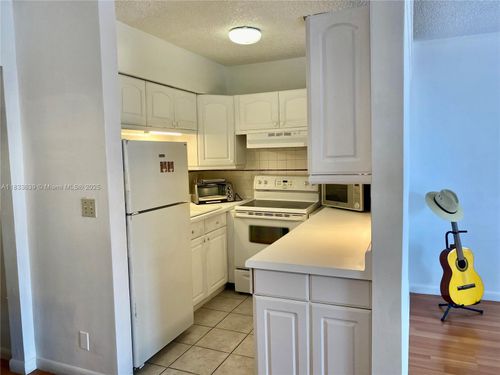 apt-15b-820 Sw 11th Ave, Hallandale Beach, FL, 33009-7706 | Card Image
