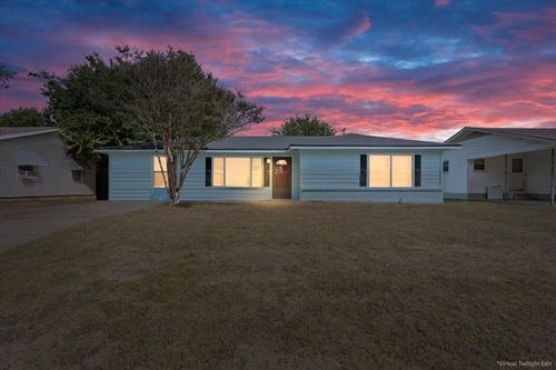 2424 S 26th St, Waco, TX, 76706-3902 | Card Image