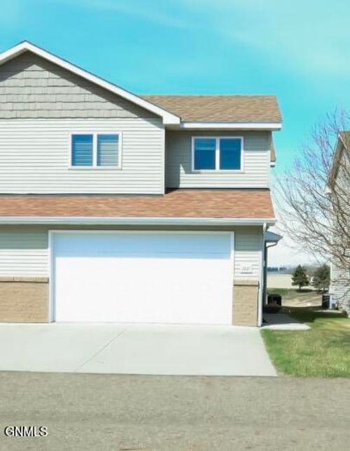 2445 Water Park Loop Se, Mandan, ND, 58554-5234 | Card Image