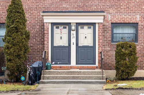 140b2-73-19 220th St, Oakland Gardens, NY, 11364-3037 | Card Image
