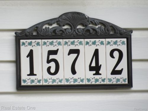 15742 Kennebec St, Southgate, MI, 48195-3816 | Card Image