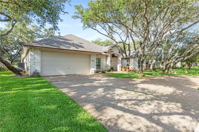 404 Champions Drive, House other with 3 bedrooms, 2 bathrooms and null parking in Rockport TX | Image 3