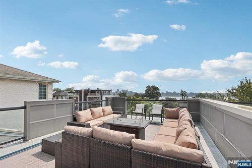 746 Undercliff Ave, Edgewater, NJ, 07020-1833 | Card Image