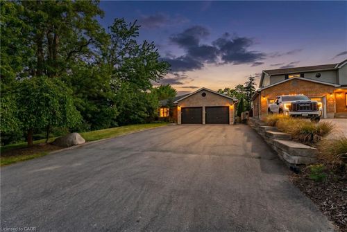907 Doon Village Rd, Kitchener, ON, N2P1A1 | Card Image