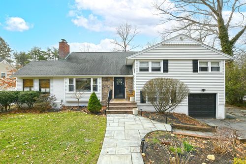 8 Sherwood Dr, Huntington, NY, 11743-5139 | Card Image