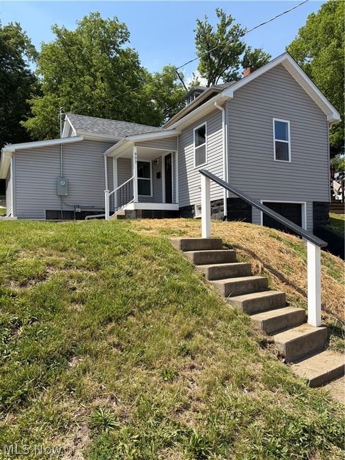 903 Blue Ave, Zanesville, OH, 43701-2865 | Card Image